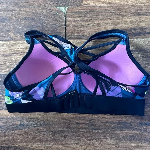 PINK Ultimate Sports Bra Size Medium - Picture 2 of 3
